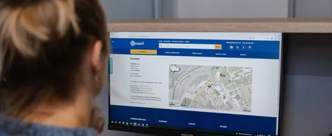 Pohled přes rameno na obrazovku s našimi kontakty