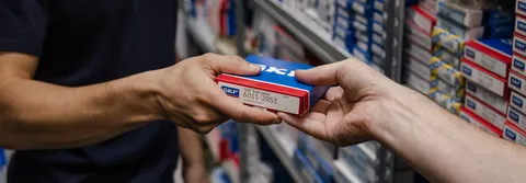 Předáváme si ložisko  mezi regály