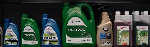 Oleje v regálu, Pilarol a další, které máme skladem.