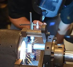 Svářecí automat Climax BW3000 při navařování.