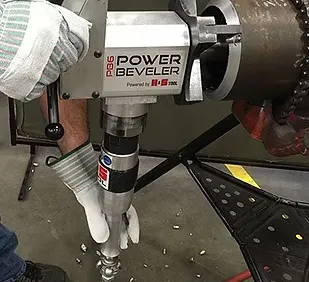 Úkosová frézka Climax PB6 provádí sražení hran